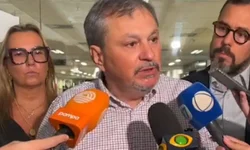 Dupla é presa vendendo pulseiras falsas na Avenida