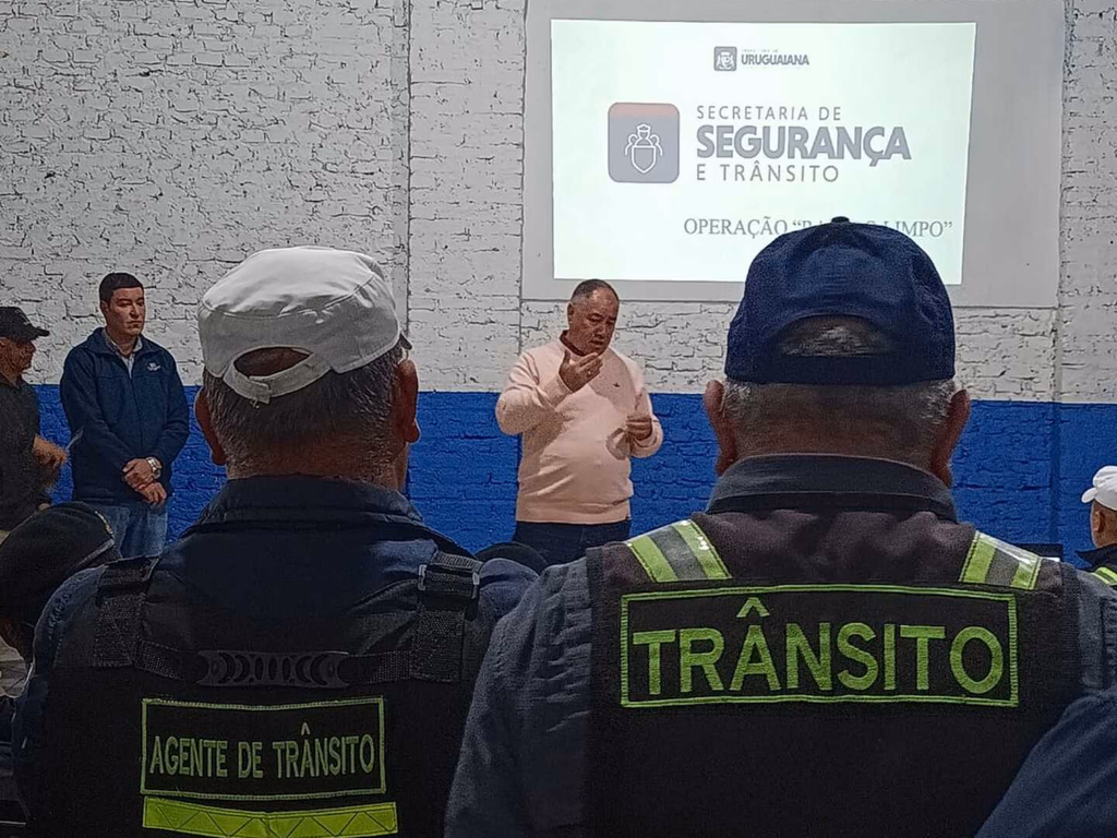 Operação recolhe veículos abandonados no município