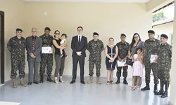 Dupla é presa vendendo pulseiras falsas na Avenida