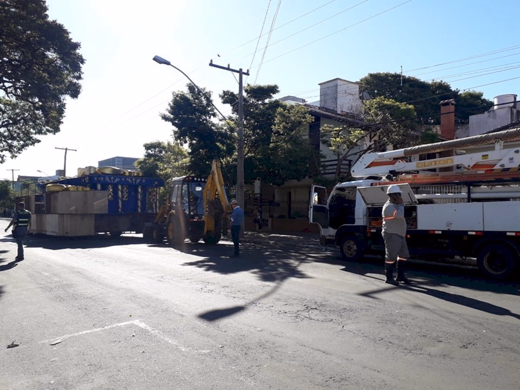 Carro alegórico colide com fios e deixa parte do Centro sem luz