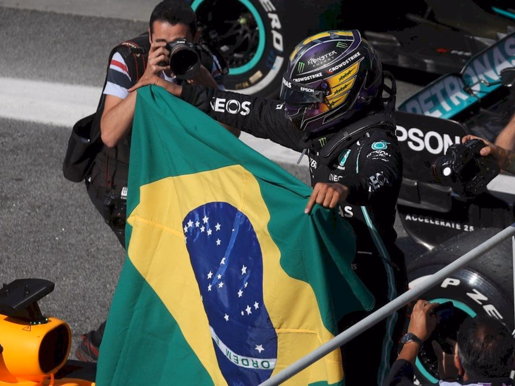 Em disputa pegada com Verstappen Hamilton vence em Interlagos