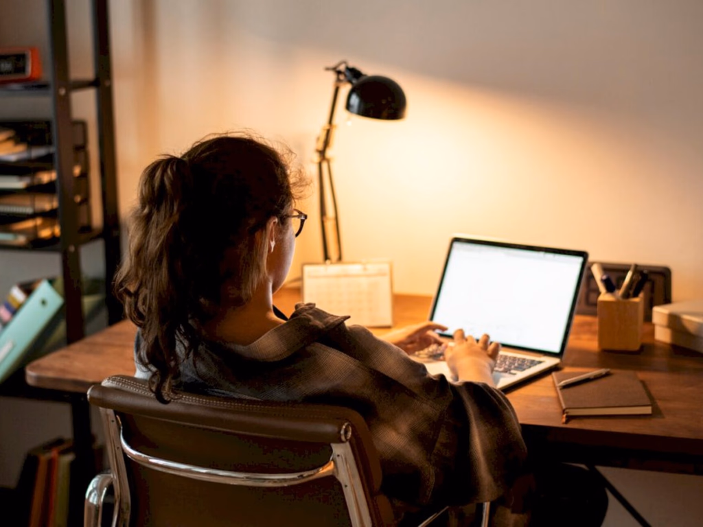 Governo assina MP que regulamenta o trabalho remoto