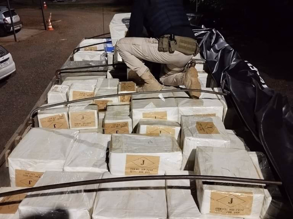 PRF apreende caminhão com placas de Uruguaiana em Itaqui