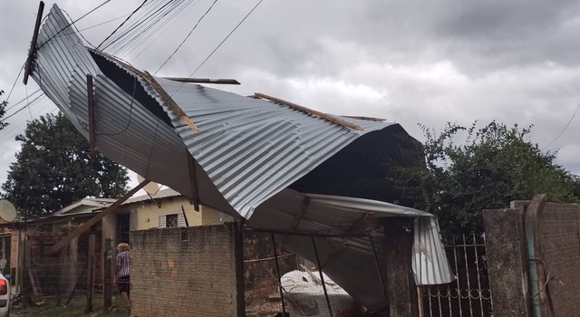 Temporal provoca danos em Uruguaiana