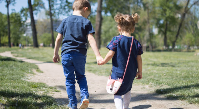 Crianças são resgatadas após serem vistas sozinhas no centro