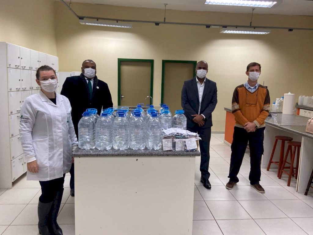 Unipampa entrega álcool 70% para a Secretaria de Saúde da Barra do Quaraí