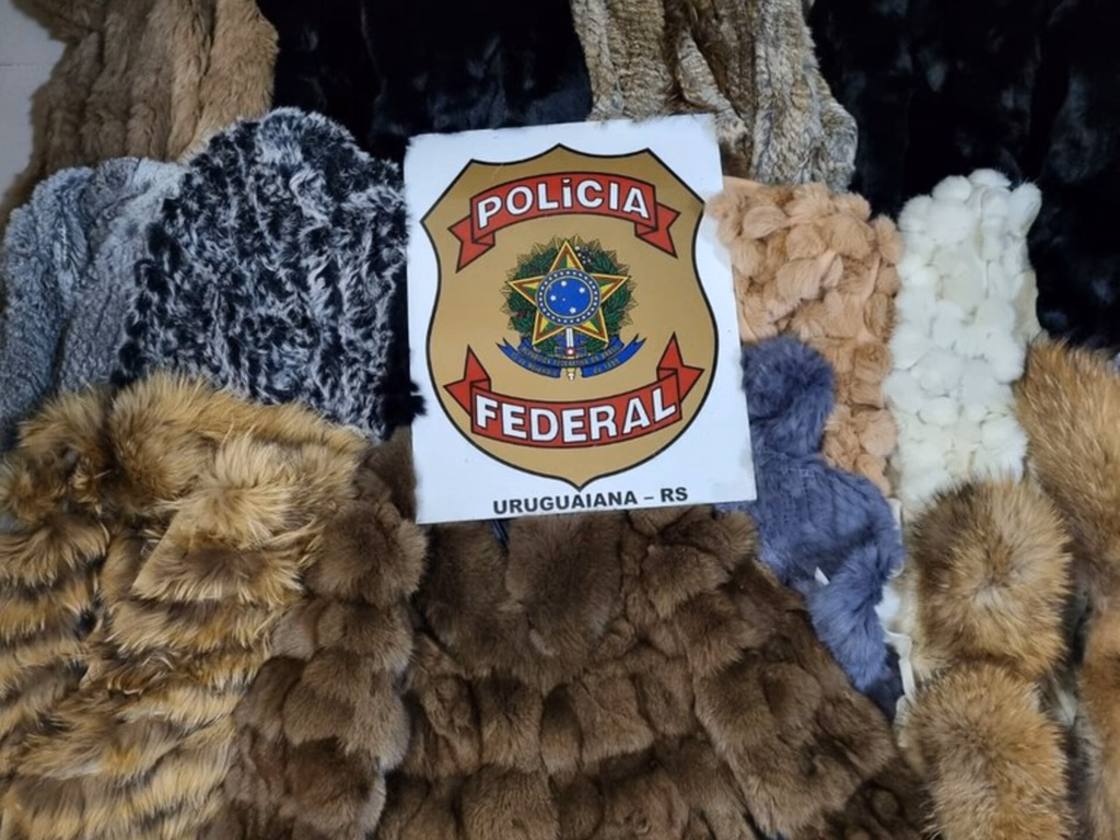 PF apreende casacos de pele de animais em operação