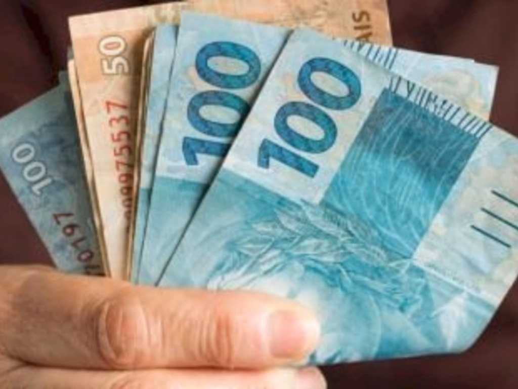 15% dos brasileiros pretendem usar o 13º salário para pagar dívidas