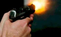 Trio de vândalos ateia fogo na Praça do Barão