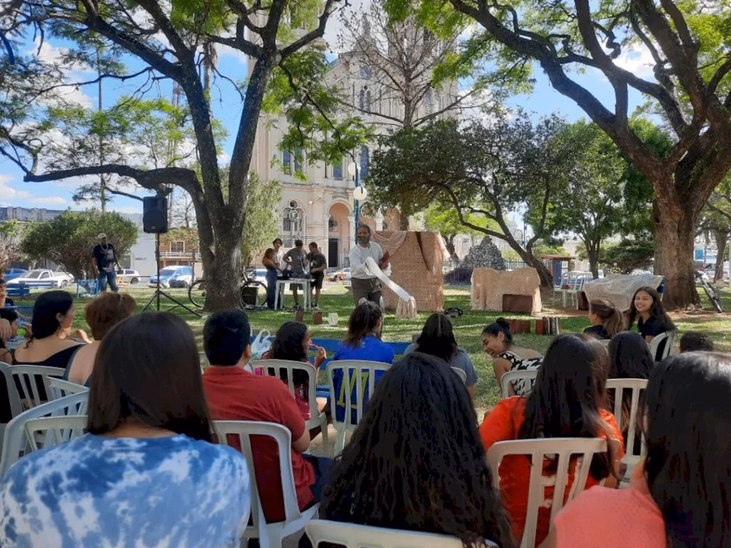 Feira do Livro tem exposições e peças teatrais nesta quinta