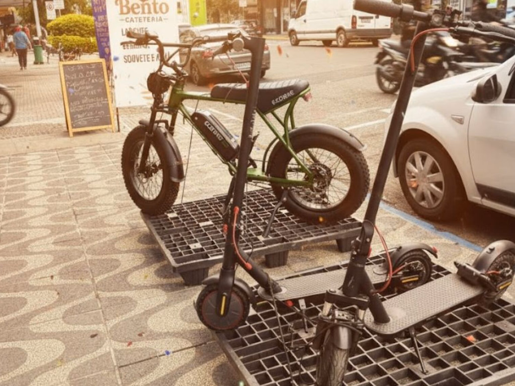 Ciclomotores elétricos terão CNH, capacete e placas obrigatórios a partir de janeiro