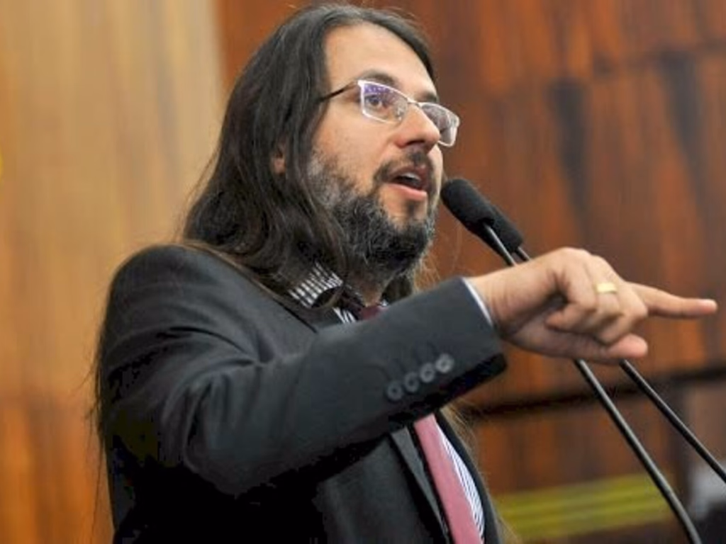 Deputado procurador judicializa a política para garantir aumento salarial