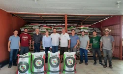 Prefeitura inicia doação de ração bovina a pequenas propriedades rurais