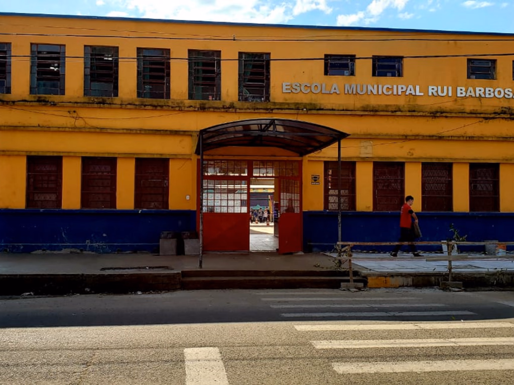 Prefeitura realiza calçamento em frente da EMEF Rui Barbosa