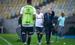 Hamilton vence GP da Inglaterra após acidente com Verstappen