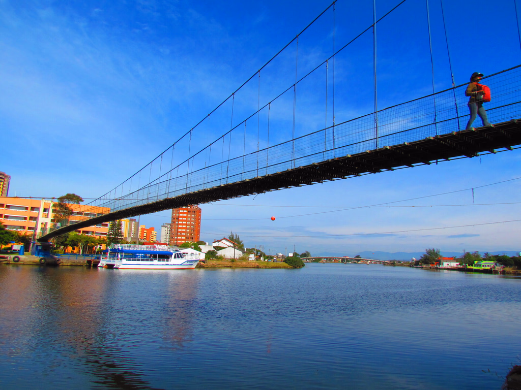 Ponte que liga o município de Torres à SC desaba