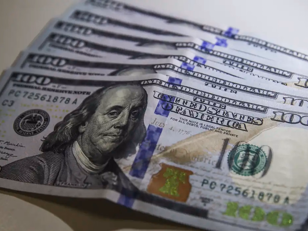 Brasil tem segunda maior saída de dólares da história em 2025