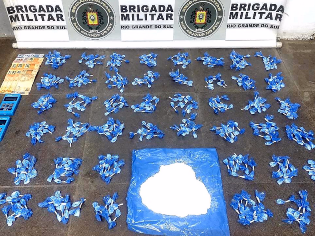 Mulher é presa com 400 porções de cocaína