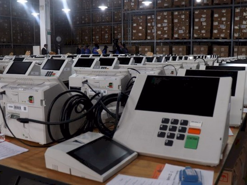 Urnas são encaminhadas para os locais de votação nesta sexta-feira