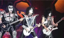 Red Hot Chili Peppers lidera as paradas com dois discos em um ano e vira marco