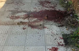 Homem é atacado por grupo armado