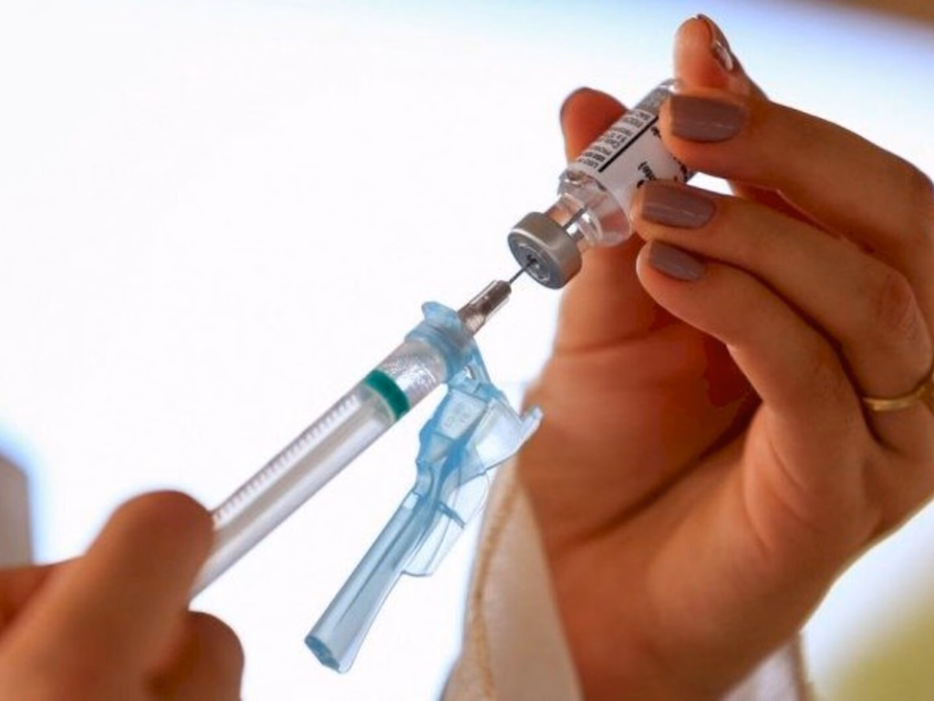 Saúde deve publicar nos próximos dias orientações sobre o uso da vacina