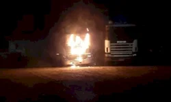 Incêndio atinge caminhões na Santos Dumont