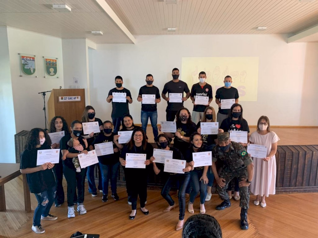 10ª CRE desenvolve formação em Libras para militares do 22º GAC AP