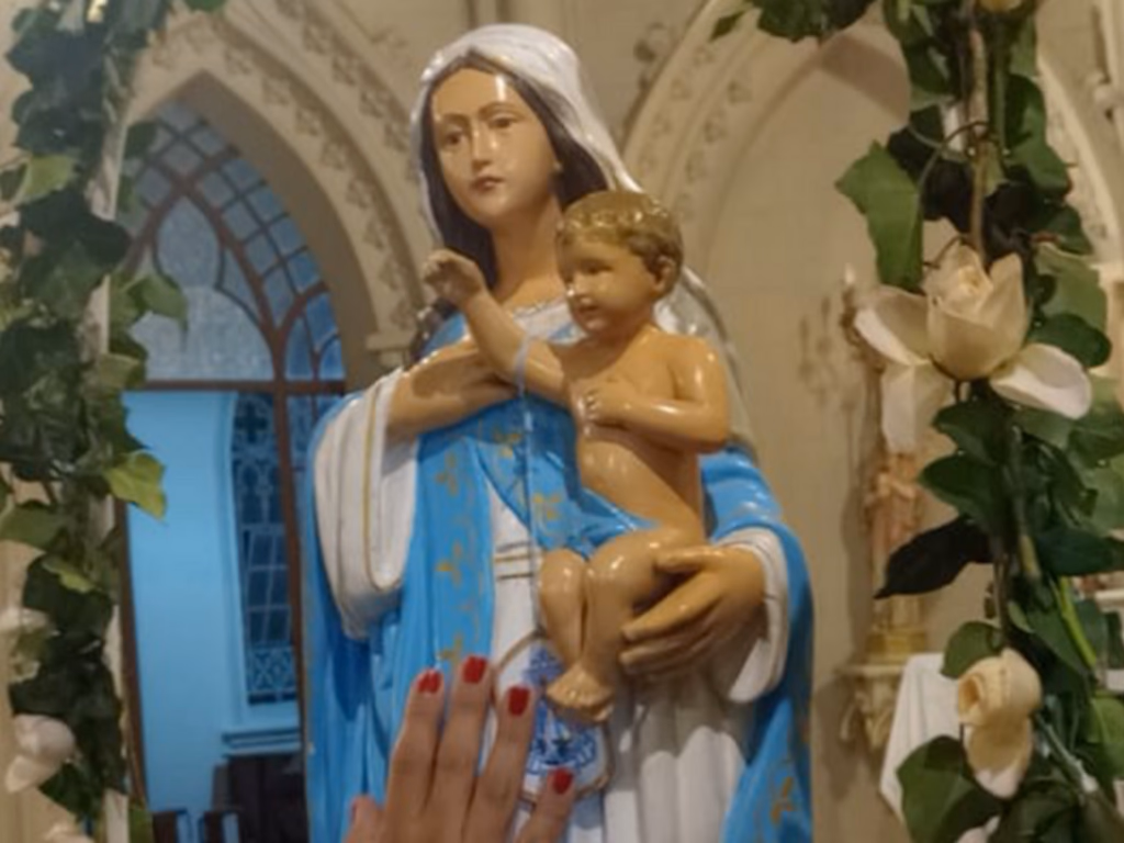 Fiéis homenageiam Nossa Senhora dos Navegantes e Iemanjá