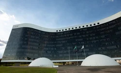 STF confirma suspensão de leis municipais que proíbem linguagem neutra