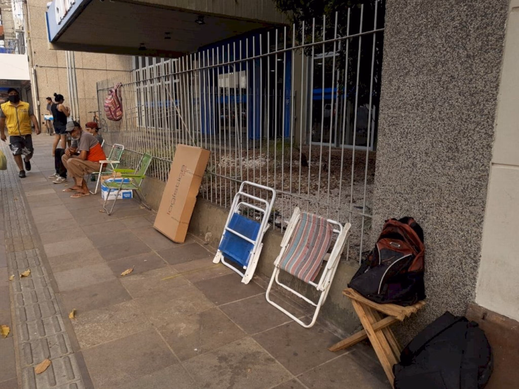 Procon notifica Caixa por venda de lugares em fila