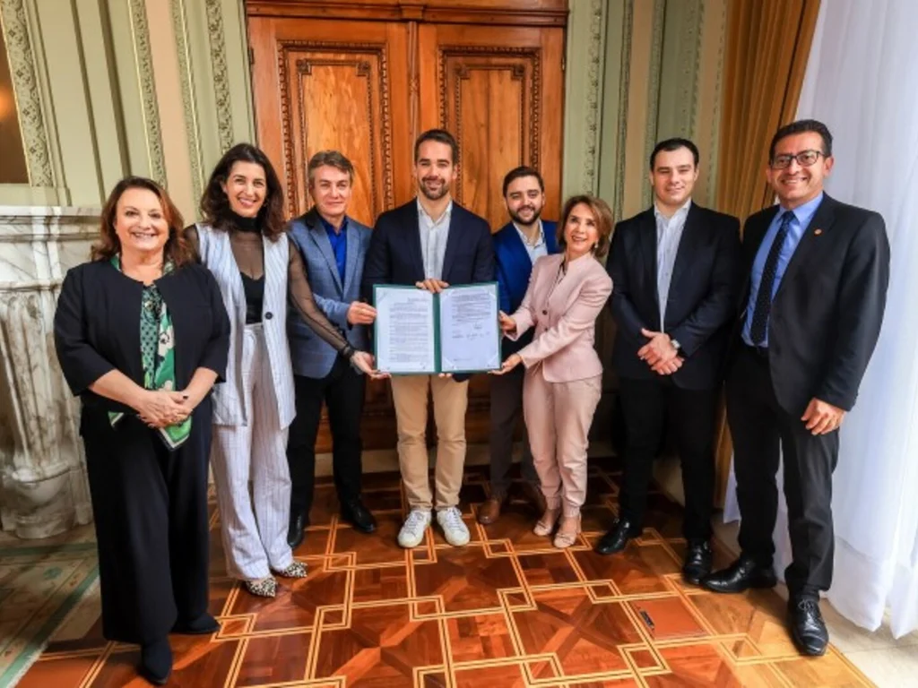 Governador sanciona lei que cria o programa Professor do Amanhã