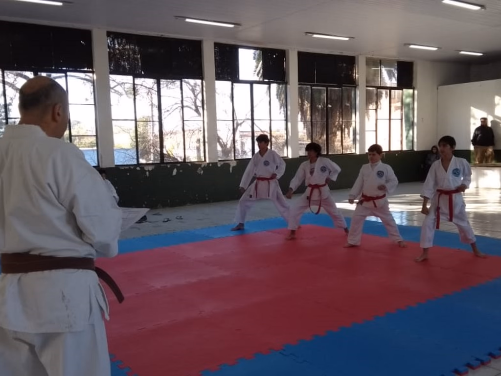 Alunos de karatê realizam troca de faixas