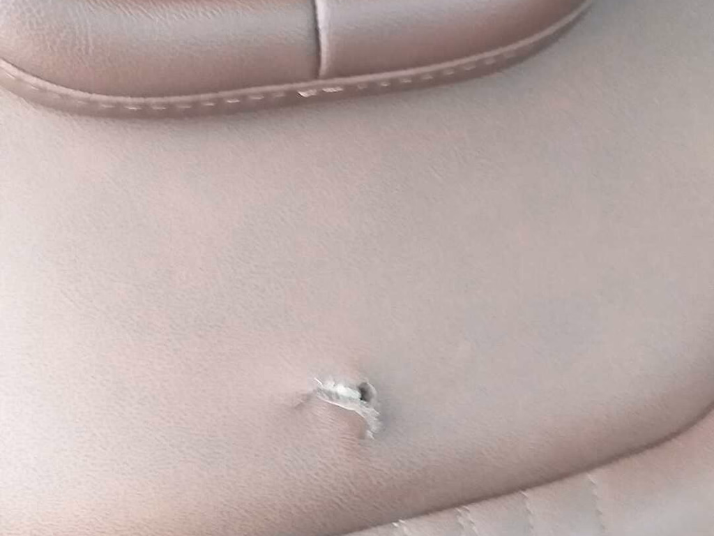 Perseguição termina com tiroteio e veículo com criança alvejado