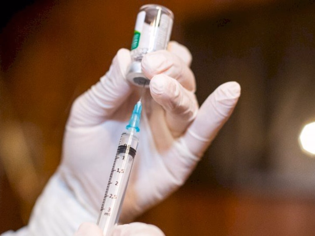 Mais de 1,6 mil pessoas foram vacinadas no sábado