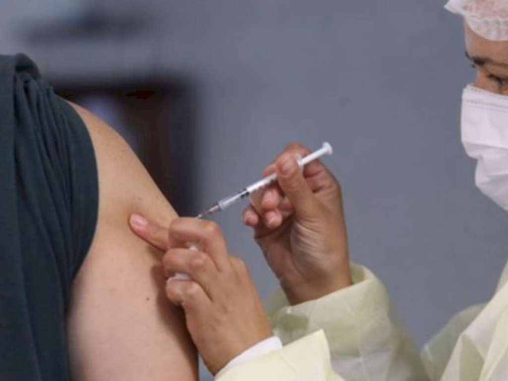 Adolescentes e idosos poderão se vacinar hoje