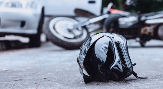 Jovem fica gravemente ferido após colisão entre moto e caminhonete