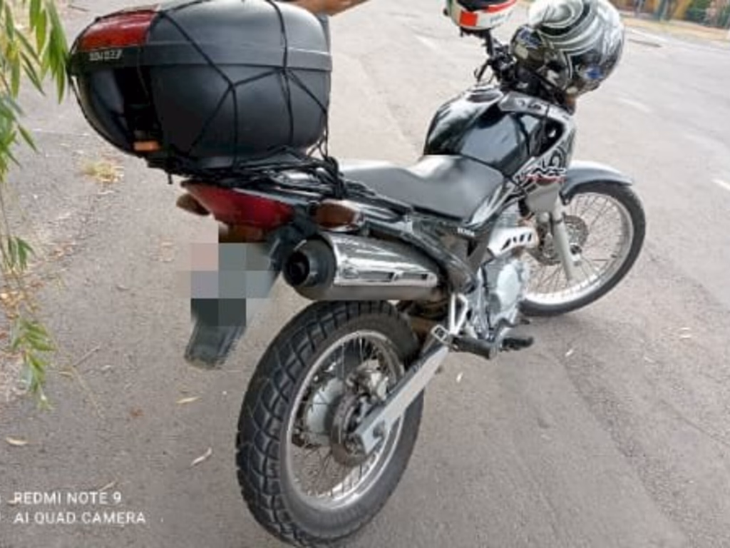 Dois homens presos após roubar motocicleta