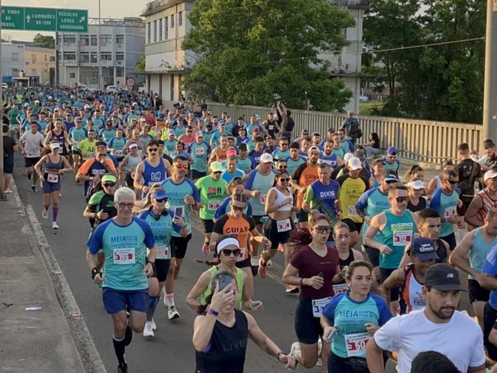 Mais de 800 atletas participam da Meia Maratona Internacional