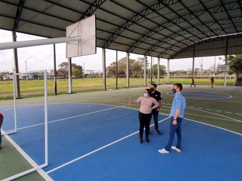 Prefeitura oficializa entrega da quadra esportiva da escola Moacyr
