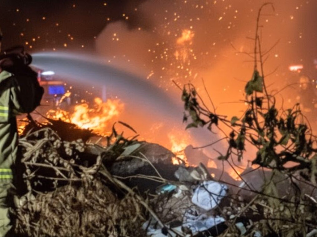 Fogo atinge área com resíduos às margens da BR-472