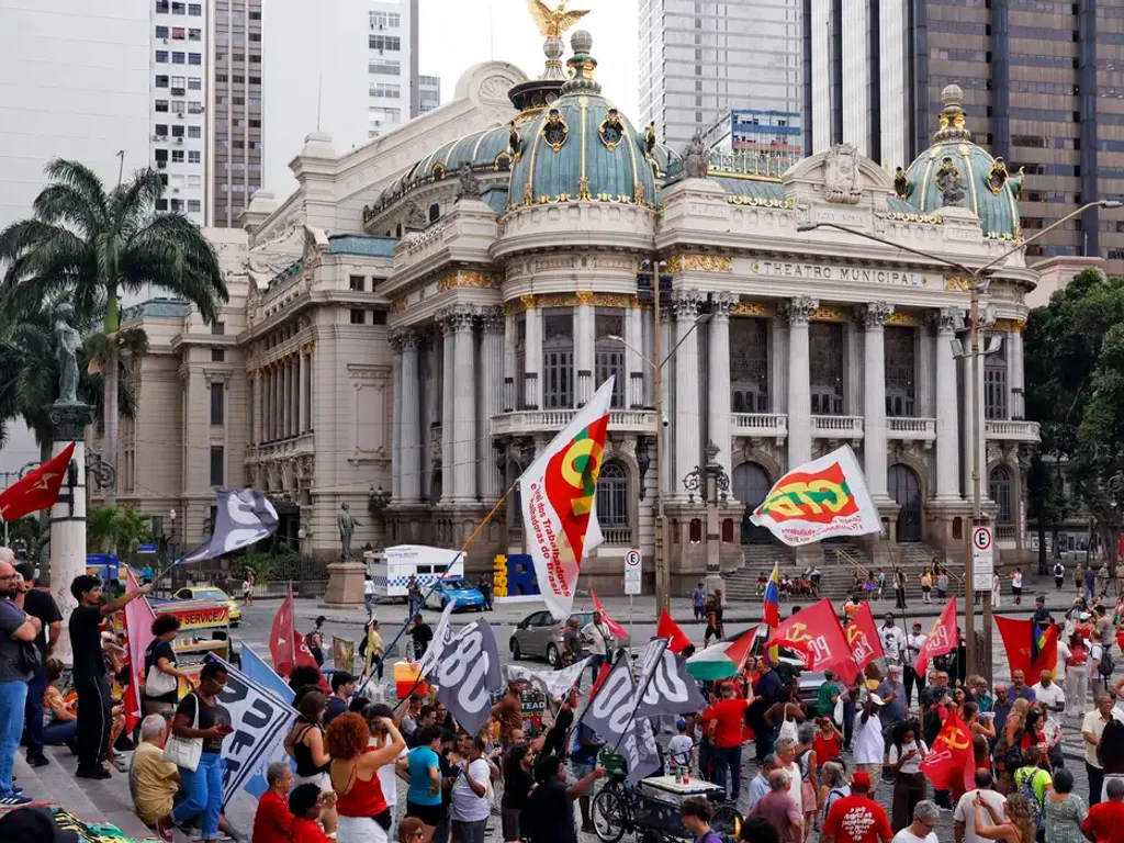 Manifestação no Rio lembra 8 de janeiro e rejeita anistia a golpistas