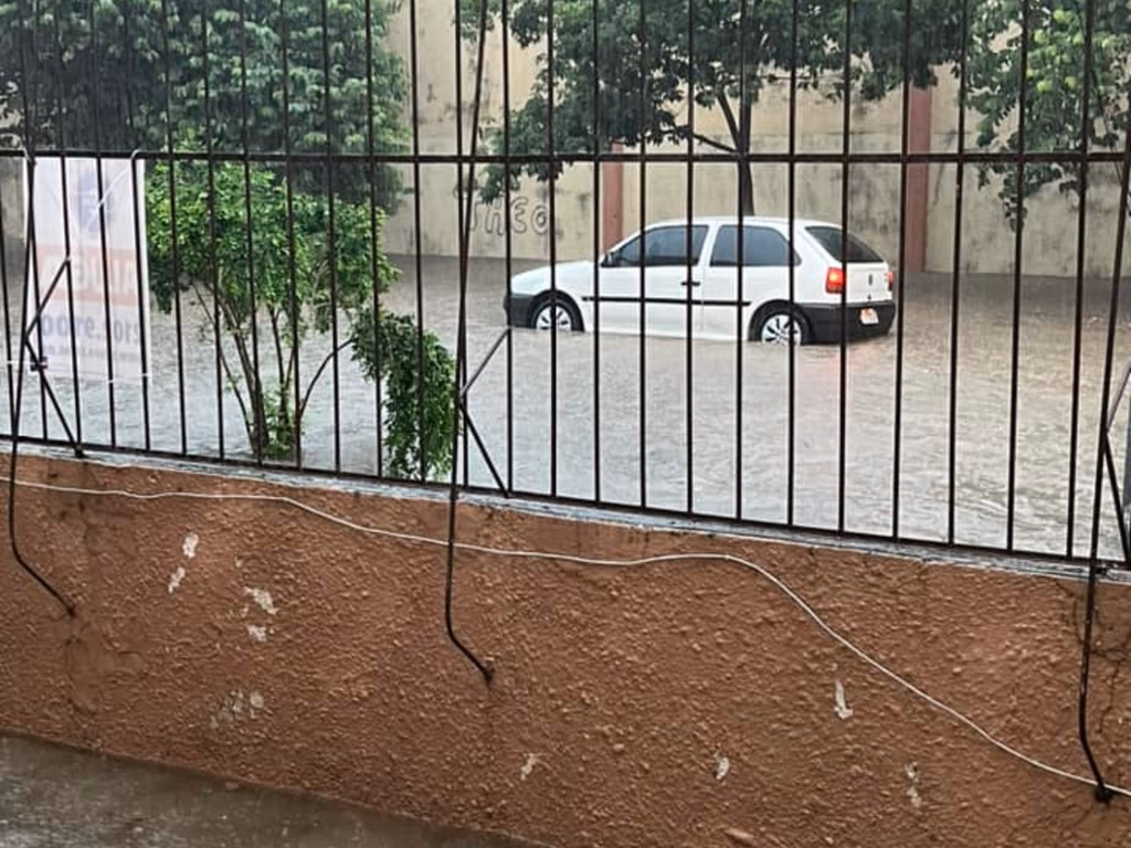 Chuva intensa gera transtornos na cidade