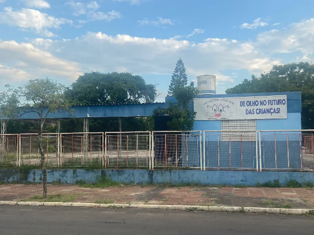 Após queda de estrutura, escola inicia retirada de forro e reorganiza turmas