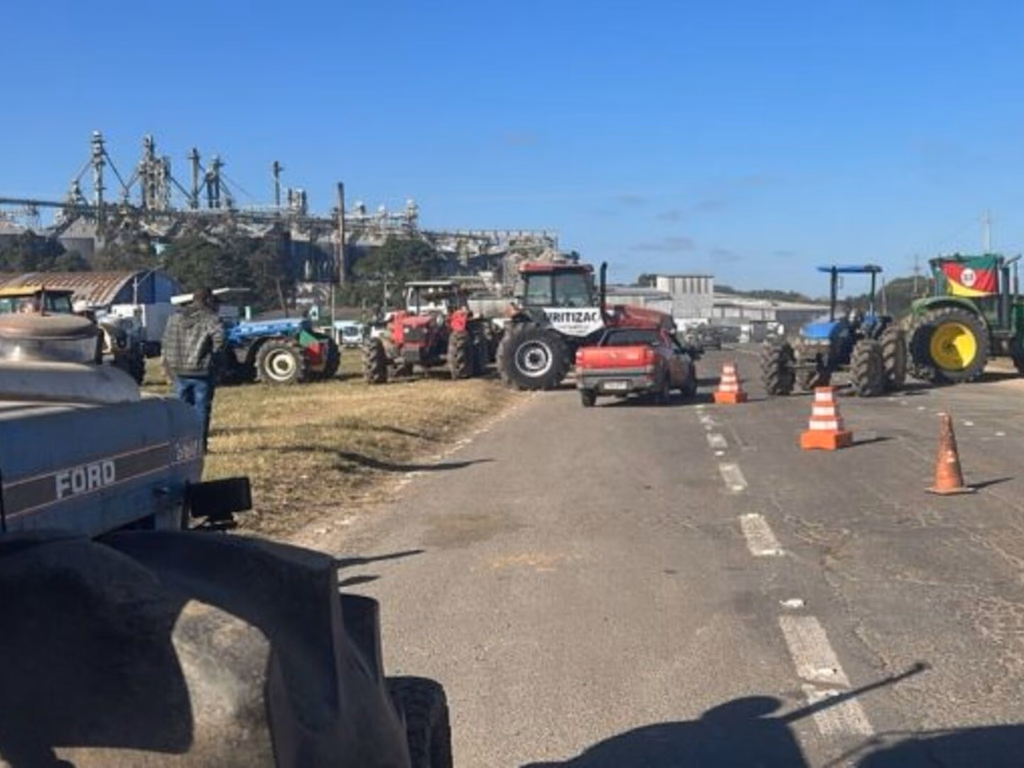 Produtores rurais bloqueiam a BR-290 em novo protesto