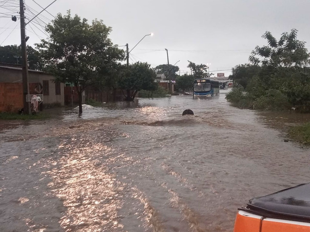 Temporal deixa escolas alagadas e gera transtornos em Uruguaiana