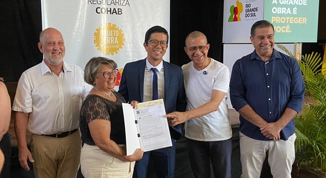 Mais de cem famílias da antiga Cohab recebem escrituras de imóveis