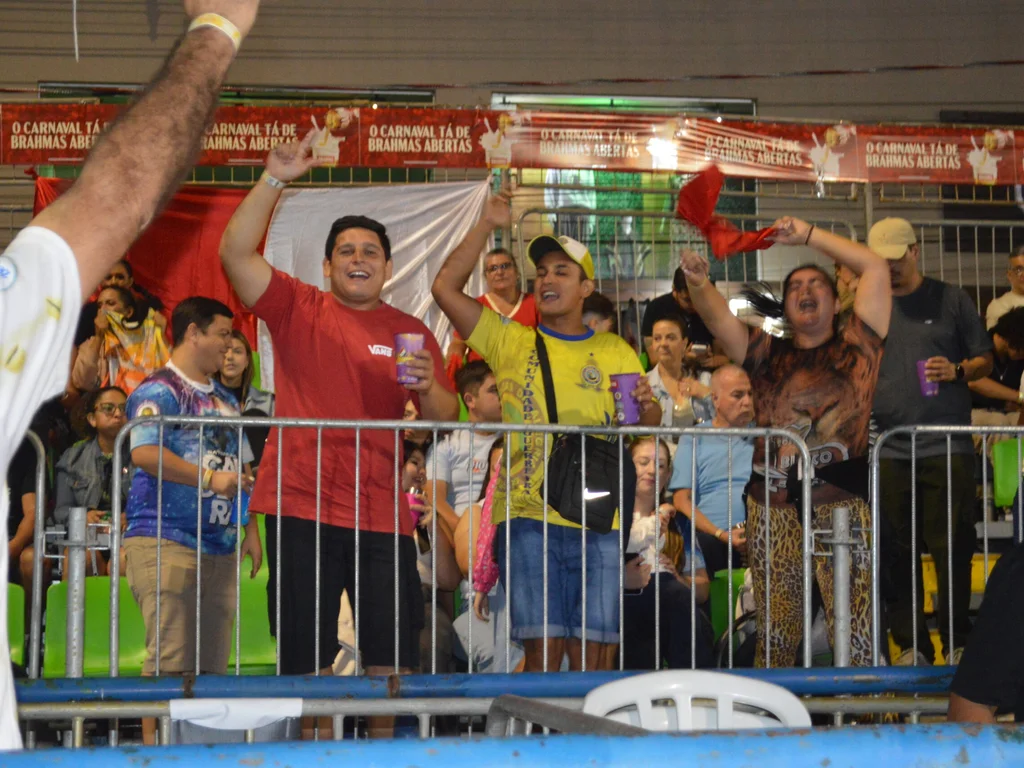 Público reunido no Carnaval Fora de Época de Uruguaiana