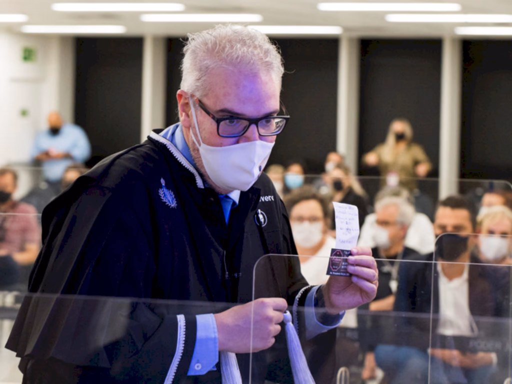 Júri cancelado após defesa abandonar o plenário