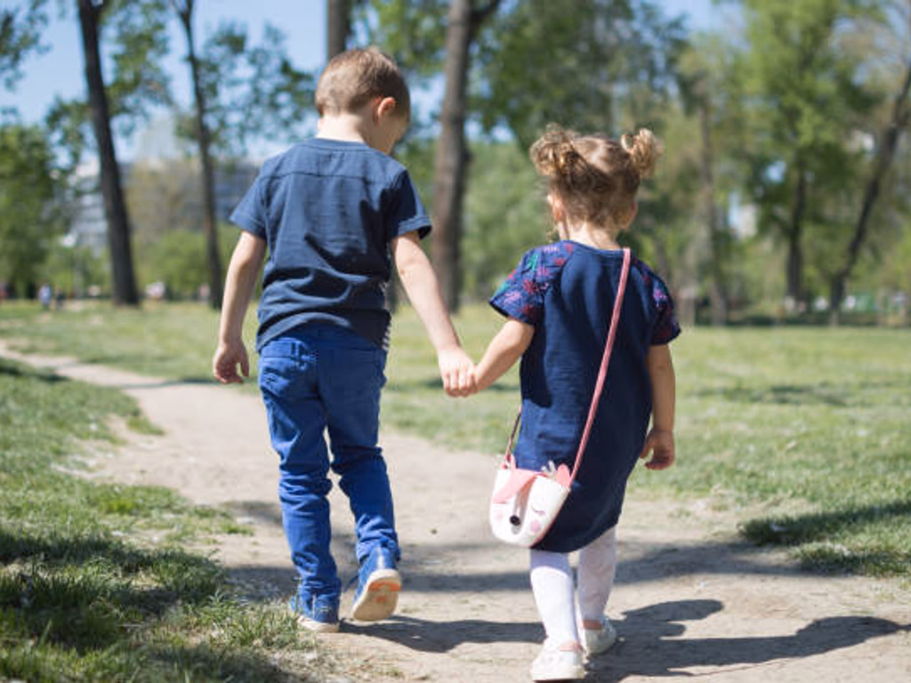 Crianças são resgatadas após serem vistas sozinhas no centro